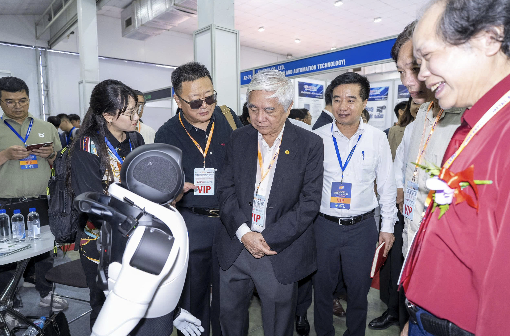 Ông Nguyễn Quân (Thứ 4, trái sang), nguyên Bộ trưởng Bộ Khoa học và Công nghệ, Chủ tịch Hiệp hội tự động hoá Việt Nam giao lưu với Robot AI. (Ảnh: NVCC) Ông Nguyễn Quân (Thứ 4, trái sang), nguyên Bộ trưởng Bộ Khoa học và Công nghệ, Chủ tịch Hiệp hội tự động hoá Việt Nam giao lưu với Robot AI. (Ảnh: NVCC)