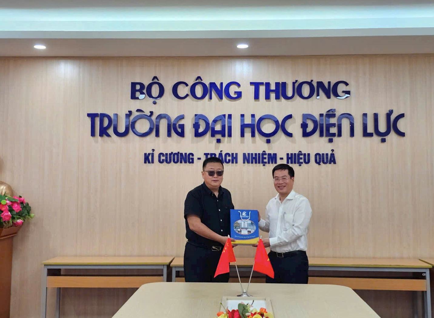 Ông Trình Nghị trong một buổi làm việc với trường Đại học Điện lực. (Ảnh: NVCC) Ông Trình Nghị trong một buổi làm việc với trường Đại học Điện lực. (Ảnh: NVCC)