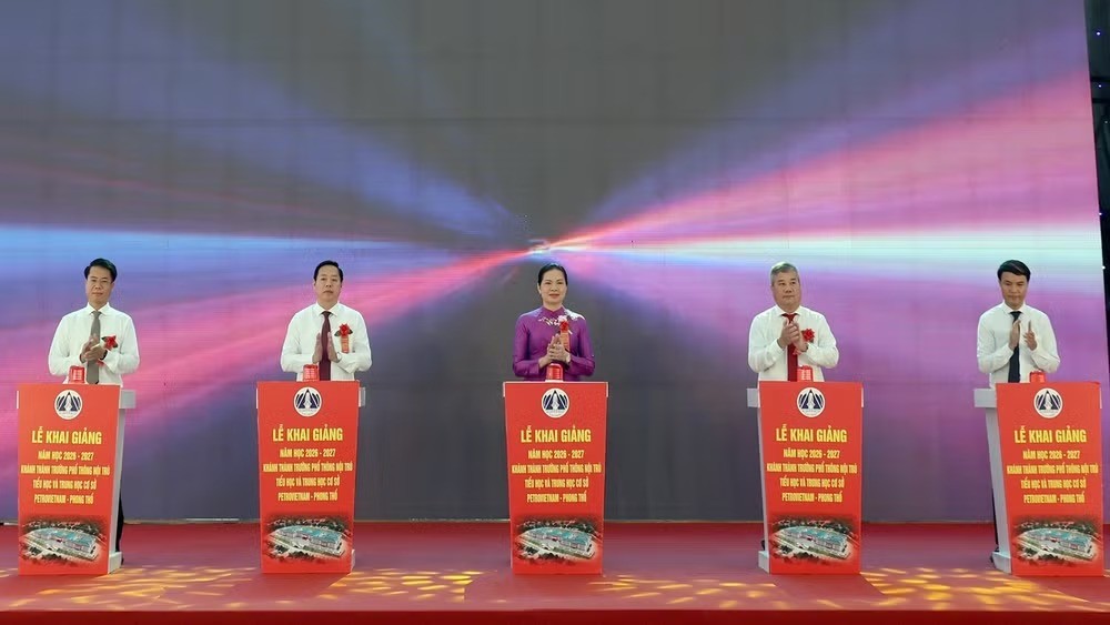 Đồng chí Hà Thị Nga, Ủy viên Trung ương Đảng, Phó Chủ tịch - Tổng Thư ký Ủy ban Trung ương Mặt trận Tổ quốc Việt Nam và lãnh đạo tỉnh Lai Châu cùng các đại biểu thực hiện nghi thức nhấn nút khánh thành Trường nội trú liên cấp Petrovietnam-Phong Thổ. (Ảnh: TRẦN TUẤN)