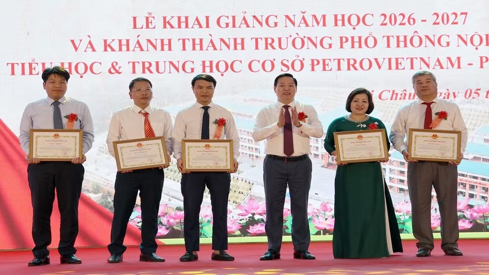 Chủ tịch tỉnh Lai Châu Hà Quang Trung tặng bằng khen cho đại diện các đơn vị có thành tích trong việc xây dựng Trường nội trú liên cấp Petrovietnam-Phong Thổ. (Ảnh: Trần Tuấn)