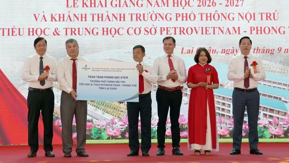 Tập đoàn Công nghiệp-Năng lượng quốc gia Việt Nam (Petrovietnam) tặng phòng học STEM trị giá 3 tỷ đồng cho Trường nội trú liên cấp Petrovietnam-Phong Thổ. (Ảnh: TRẦN TUẤN)