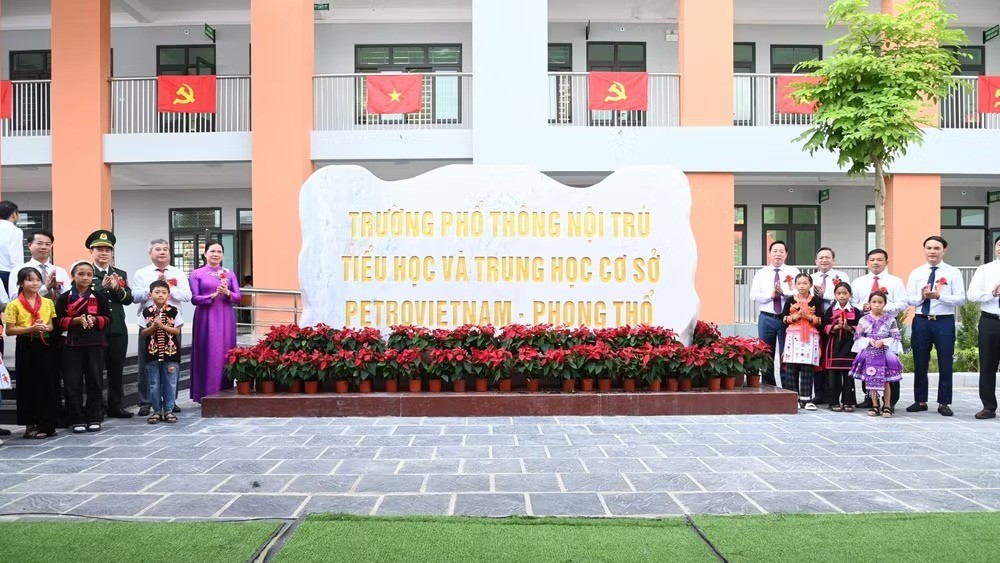 Đồng chí Hà Thị Nga, Ủy viên Trung ương Đảng, Phó Chủ tịch-Tổng Thư ký Ủy ban Trung ương Mặt trận Tổ quốc Việt Nam và lãnh đạo tỉnh Lai Châu cùng các đại biểu gắn biển công trình Trường nội trú liên cấp Petrovietnam-Phong Thổ. (Ảnh: TRẦN TUẤN)