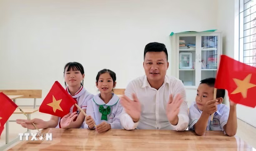 Điểm trường thôn Trần - Trường Tiểu học và THCS Thanh Lân có 1 thầy và 3 học sinh. (Ảnh: TTXVN phát) Điểm trường thôn Trần - Trường Tiểu học và THCS Thanh Lân có 1 thầy và 3 học sinh. (Ảnh: TTXVN phát)