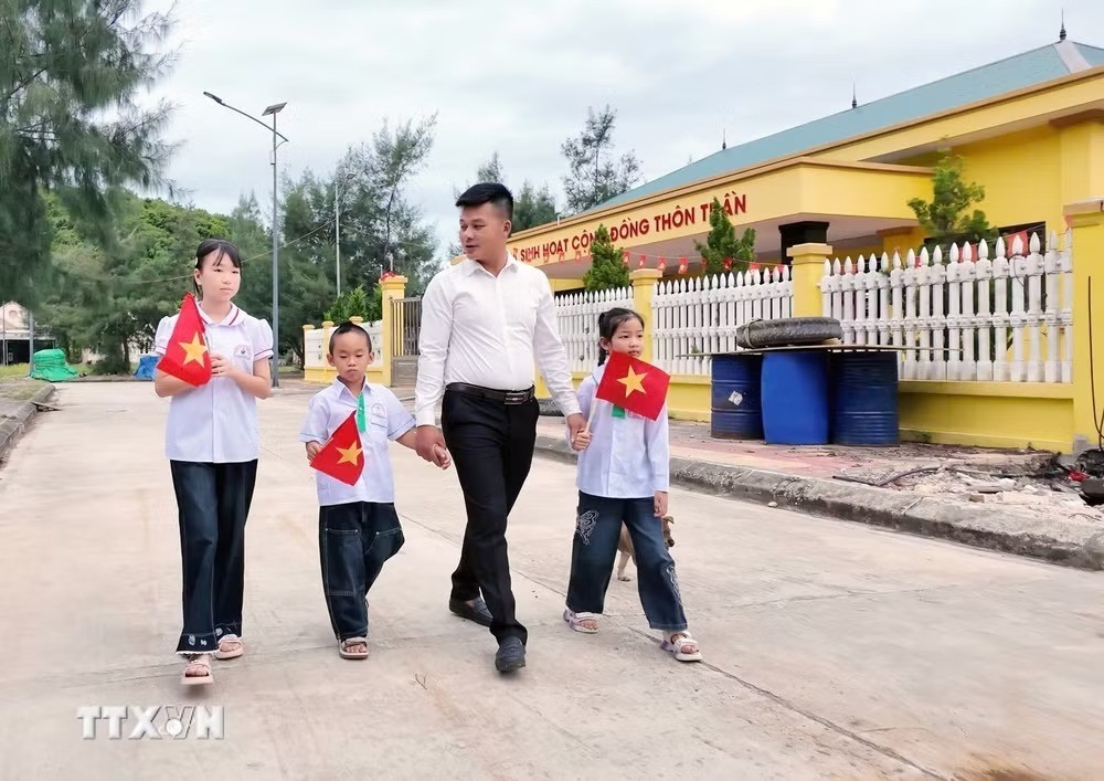 Thầy giáo đưa đón 3 học sinh đến lớp. (Ảnh: TTXVN phát) Thầy giáo đưa đón 3 học sinh đến lớp. (Ảnh: TTXVN phát)