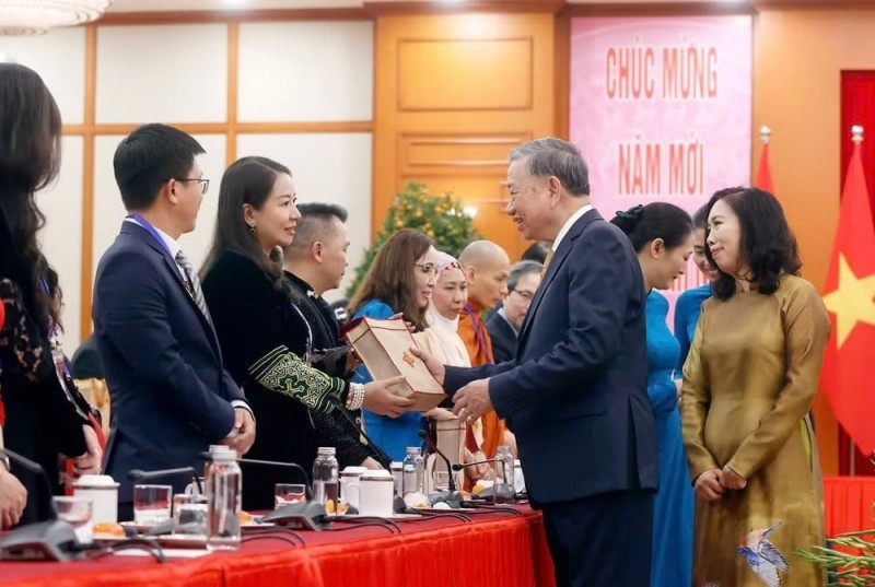 នៅថ្ងៃទី ៨ ខែកុម្ភៈ ឆ្នាំ ២០២៦ អគ្គលេខាបក្ស To Lam បានជួបសំណេះសំណាលជាមួយគណៈប្រតិភូអាណិកជនឆ្នើមដែលបានចូលរួមកម្មវិធី Xuan Que huong ឆ្នាំ ២០២៦។ នៅក្នុងរូបថត អគ្គលេខាបក្ស To Lam ជូនអំណោយដល់លោកស្រី Ta Thuy Lien។ នៅថ្ងៃទី ៨ ខែកុម្ភៈ ឆ្នាំ ២០២៦ អគ្គលេខាបក្ស To Lam បានជួបសំណេះសំណាលជាមួយគណៈប្រតិភូអាណិកជនឆ្នើមដែលបានចូលរួមកម្មវិធី Xuan Que huong ឆ្នាំ ២០២៦។ នៅក្នុងរូបថត អគ្គលេខាបក្ស To Lam ជូនអំណោយដល់លោកស្រី Ta Thuy Lien។