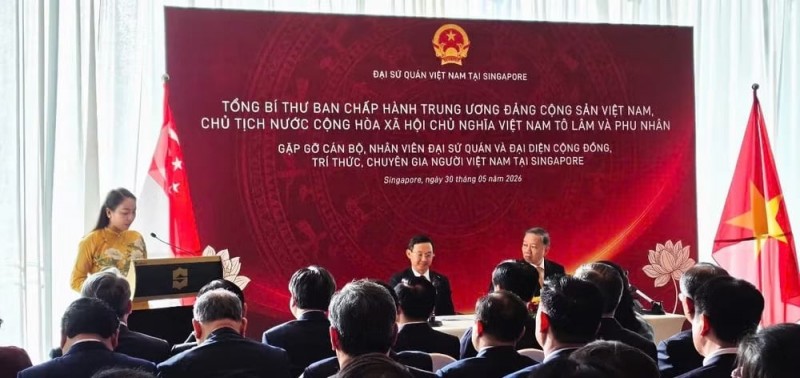 លោកស្រី Ta Thuy Lien ប្រធានគណៈទាក់ទងសហគមន៍ជនជាតិវៀតណាមនៅសិង្ហបុរី ថ្លែងមតិនៅក្នុងព្រឹត្តិការណ៍ដែលអគ្គលេខាបក្ស ប្រធានរដ្ឋ To Lam ជួបសំណេះសំណាលជាមួយកម្មាភិបាល បុគ្គលិកនៃស្ថានទូត និងសហគមន៍ជនជាតិវៀតណាមនៅសិង្ហបុរី នៅថ្ងៃទី ៣០ ខែឧសភា ឆ្នាំ ២០២៦។ លោកស្រី Ta Thuy Lien ប្រធានគណៈទាក់ទងសហគមន៍ជនជាតិវៀតណាមនៅសិង្ហបុរី ថ្លែងមតិនៅក្នុងព្រឹត្តិការណ៍ដែលអគ្គលេខាបក្ស ប្រធានរដ្ឋ To Lam ជួបសំណេះសំណាលជាមួយកម្មាភិបាល បុគ្គលិកនៃស្ថានទូត និងសហគមន៍ជនជាតិវៀតណាមនៅសិង្ហបុរី នៅថ្ងៃទី ៣០ ខែឧសភា ឆ្នាំ ២០២៦។