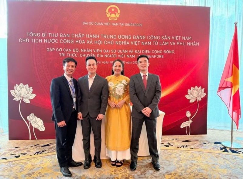 លោកស្រី Ta Thuy Lien ប្រធានគណៈទាក់ទងសហគមន៍ជនជាតិវៀតណាមនៅសិង្ហបុរី និងអាណិកជនឆ្នើមនានា ចូលរួមព្រឹត្តិការណ៍ដែលអគ្គលេខាបក្ស ប្រធានរដ្ឋ To Lam ជួបសំណេះសំណាលជាមួយកម្មាភិបាល បុគ្គលិកនៃស្ថានទូត និងសហគមន៍ជនជាតិវៀតណាមនៅសិង្ហបុរី នៅថ្ងៃទី ៣០ ខែឧសភា ឆ្នាំ ២០២៦។ លោកស្រី Ta Thuy Lien ប្រធានគណៈទាក់ទងសហគមន៍ជនជាតិវៀតណាមនៅសិង្ហបុរី និងអាណិកជនឆ្នើមនានា ចូលរួមព្រឹត្តិការណ៍ដែលអគ្គលេខាបក្ស ប្រធានរដ្ឋ To Lam ជួបសំណេះសំណាលជាមួយកម្មាភិបាល បុគ្គលិកនៃស្ថានទូត និងសហគមន៍ជនជាតិវៀតណាមនៅសិង្ហបុរី នៅថ្ងៃទី ៣០ ខែឧសភា ឆ្នាំ ២០២៦។