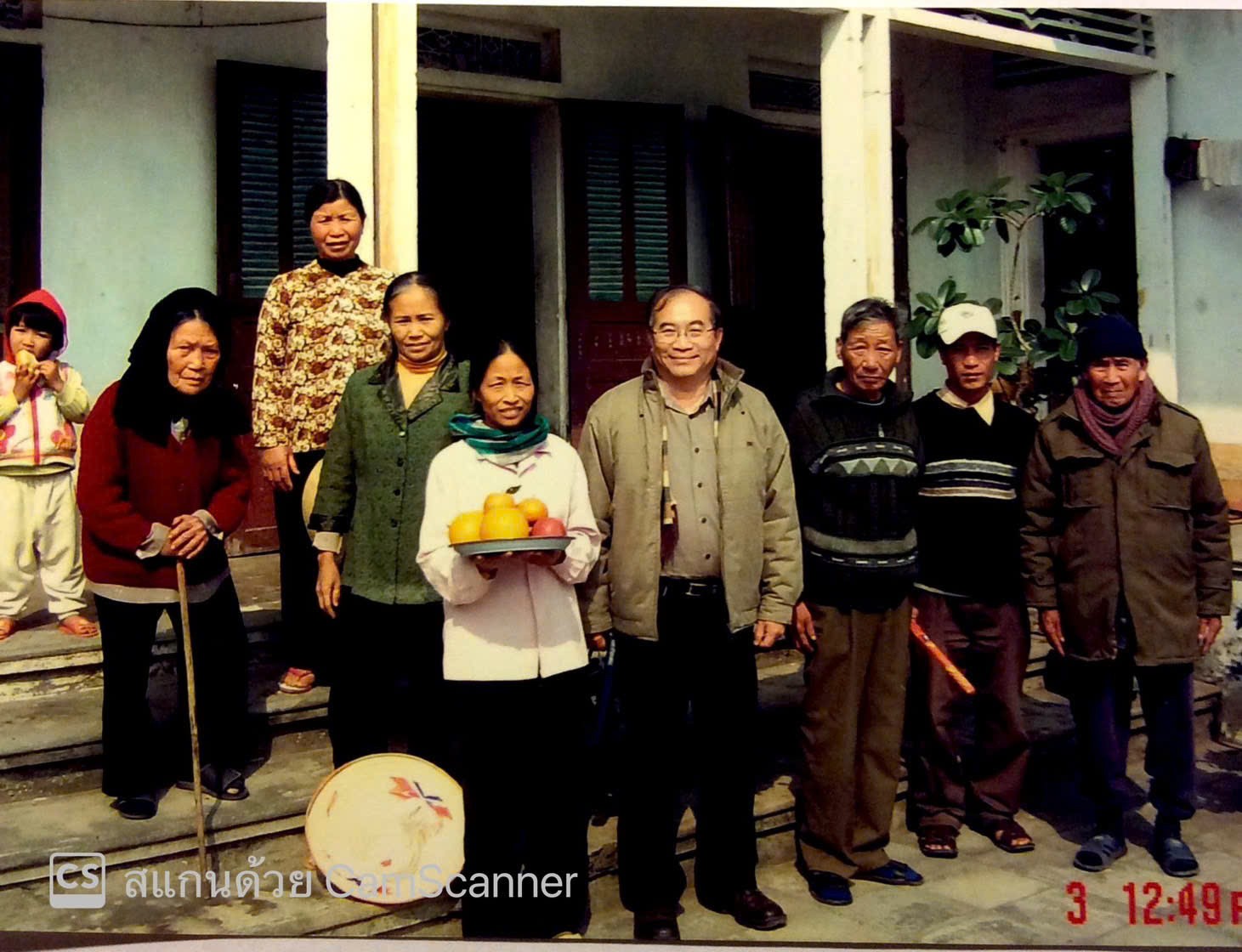 Thượng nghị sĩ Lae Dilokvidhyarat cùng họ hàng trong chuyến về thăm quê cha ở Ninh Bình năm 2014. (Ảnh: NVCC)