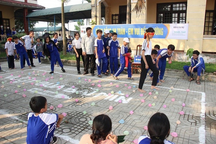 Students at Trieu Hoa Lower Secondary School in Quang Tri learn how to respond when encountering bombs, mines and other explosive remnants of war during an experiential project designed by RENEW in April 2023. (Photo: RENEW) Students at Trieu Hoa Lower Secondary School in Quang Tri learn how to respond when encountering bombs, mines and other explosive remnants of war during an experiential project designed by RENEW in April 2023. (Photo: RENEW)