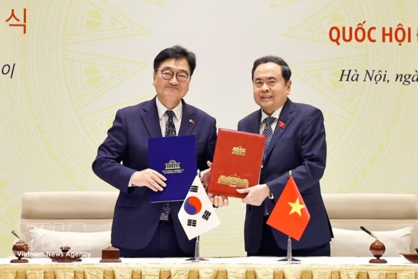 Vietnamese National Assembly President Tran Thanh Man and then-RoK National Assembly Speaker Woo Won Shik sign memorandum of understanding on cooperation between the two legislatures in 2025. (Photo: VNA)