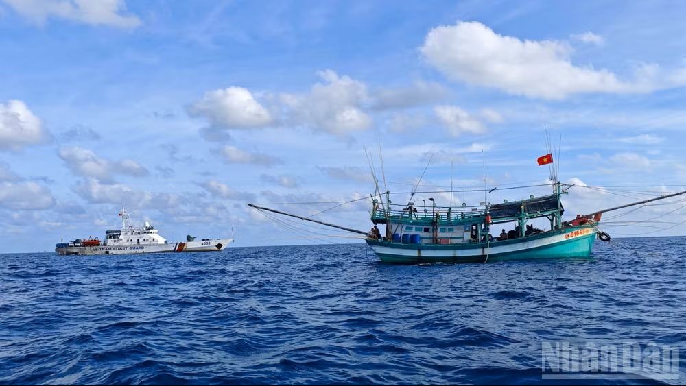 Coast Guard Ship 4038 launches the peak month campaign against IUU fishing. (Photo: Van Thuong/People's Newspaper)