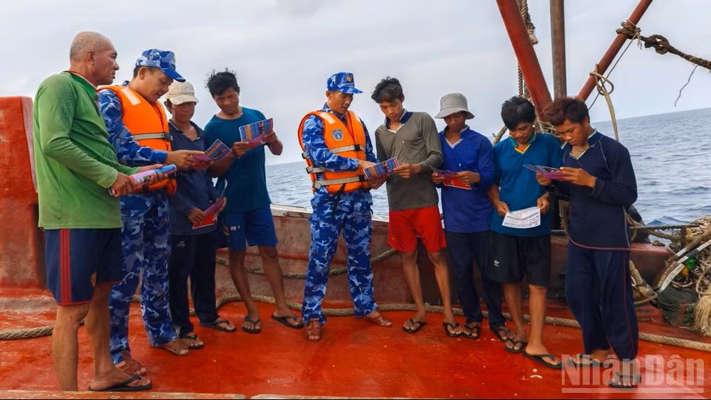 Alongside IUU fishing prevention campaigns, officers and personnel aboard Coast Guard Ship 4038 also actively incorporated drug prevention and awareness activities for fishermen. (Photo: Van Thuong/People's Newspaper)