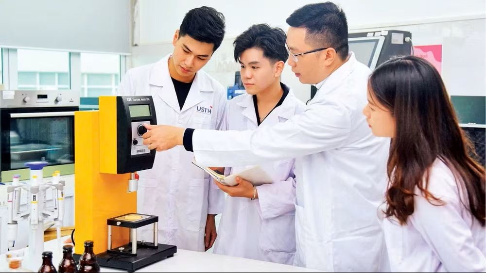 Guiding students in assembling technology products at Hanoi University of Science and Technology. (Photo: Ngoc Hien/People's Newspaper)