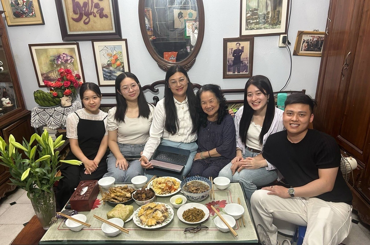 Tấm bằng và những tấm lòng