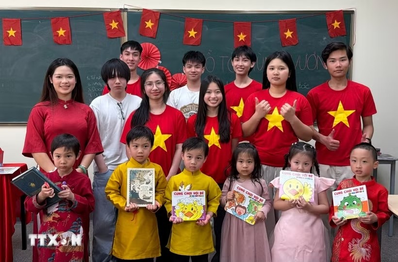 Nhóm Tuổi trẻ Việt thuộc Hội đồng Văn hóa Giáo dục Canada-Việt Nam (CVCEC) trong một buổi dạy tiếng Việt cho các thiếu nhi gốc Việt tại Toronto, Canada. (Ảnh: TTXVN phát) Nhóm Tuổi trẻ Việt thuộc Hội đồng Văn hóa Giáo dục Canada-Việt Nam (CVCEC) trong một buổi dạy tiếng Việt cho các thiếu nhi gốc Việt tại Toronto, Canada. (Ảnh: TTXVN phát)