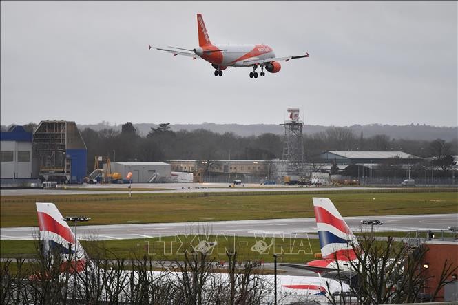 Máy bay chuẩn bị hạ cánh xuống sân bay Gatwick, London. Ảnh tư liệu: AFP/TTXVN Máy bay chuẩn bị hạ cánh xuống sân bay Gatwick, London. Ảnh tư liệu: AFP/TTXVN