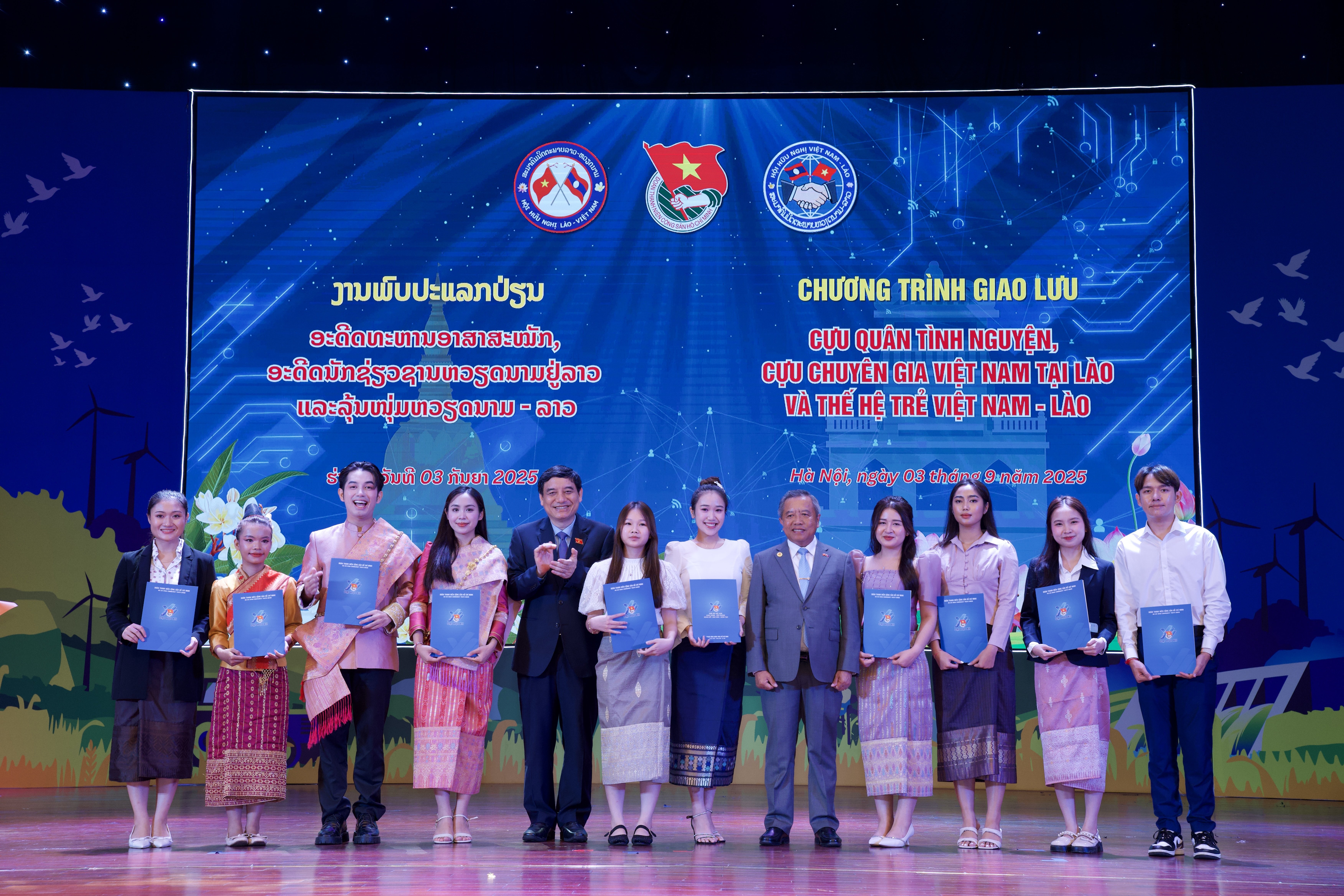 Chủ tịch Hội hữu nghị Việt Nam - Lào Nguyễn Đắc Vinh và Chủ tịch Hội hữu nghị Lào - Việt Nam Boviengkham Vongdara trao học bổng cho sinh viên, thanh niên Lào có thành tích xuất sắc tại Việt Nam trong Chương trình giao lưu “Cựu quân tình nguyện, cựu chuyên gia Việt Nam tại Lào và thế hệ trẻ Việt Nam - Lào”, tại Hà Nội, tháng 9/2025. (Ảnh: Thanh Thảo) Chủ tịch Hội hữu nghị Việt Nam - Lào Nguyễn Đắc Vinh và Chủ tịch Hội hữu nghị Lào - Việt Nam Boviengkham Vongdara trao học bổng cho sinh viên, thanh niên Lào có thành tích xuất sắc tại Việt Nam trong Chương trình giao lưu “Cựu quân tình nguyện, cựu chuyên gia Việt Nam tại Lào và thế hệ trẻ Việt Nam - Lào”, tại Hà Nội, tháng 9/2025. (Ảnh: Thanh Thảo)
