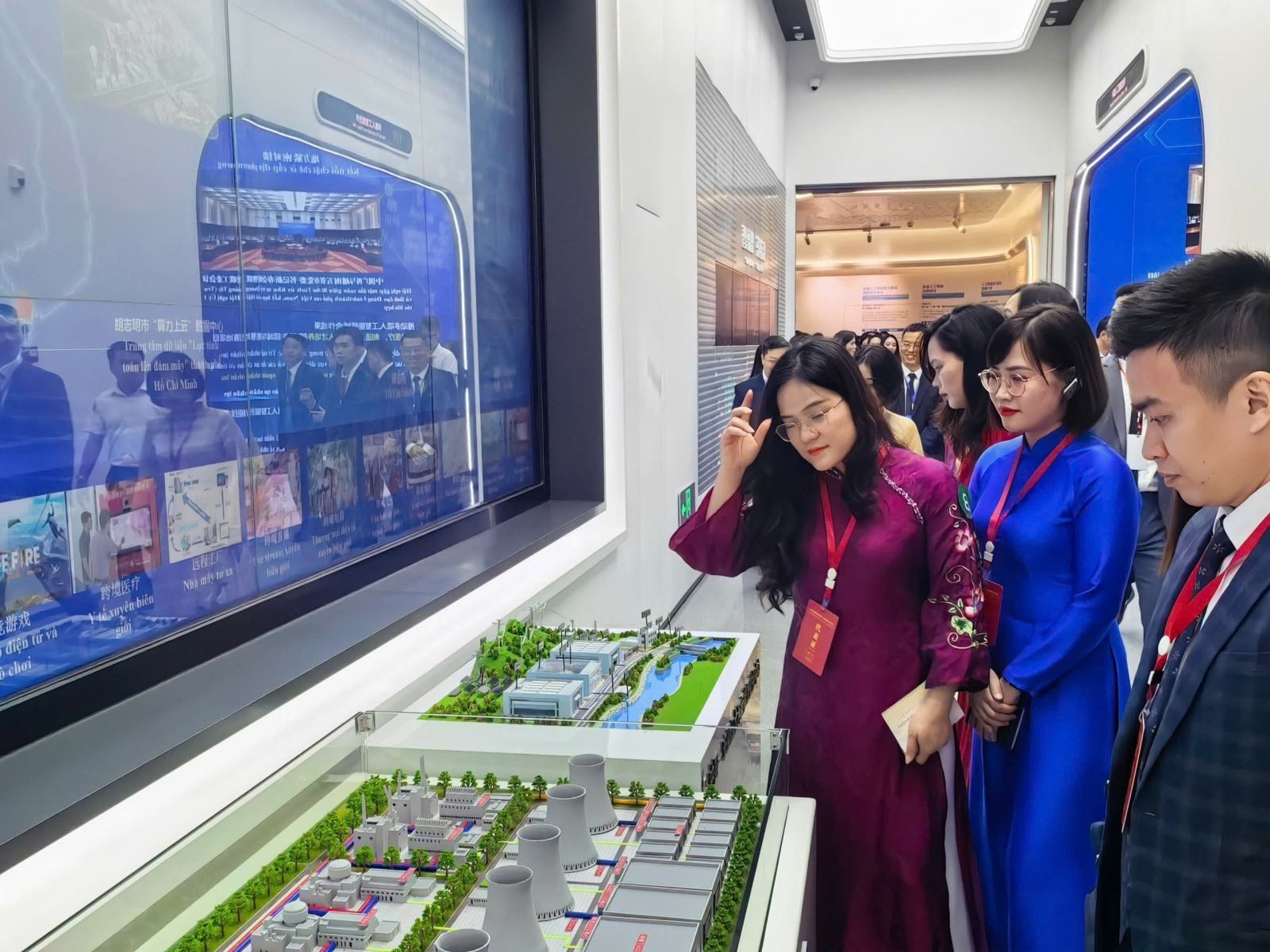 Các đại biểu tham quan Trung tâm Hợp tác ứng dụng trí tuệ nhân tạo Trung Quốc - ASEAN trong khuôn khổ chương trình giao lưu nhân dân Việt Nam - Trung Quốc tại Quảng Tây, tháng 4/2026. (Ảnh: Liên hiệp các tổ chức hữu nghị Việt Nam cung cấp) Các đại biểu tham quan Trung tâm Hợp tác ứng dụng trí tuệ nhân tạo Trung Quốc - ASEAN trong khuôn khổ chương trình giao lưu nhân dân Việt Nam - Trung Quốc tại Quảng Tây, tháng 4/2026. (Ảnh: Liên hiệp các tổ chức hữu nghị Việt Nam cung cấp)