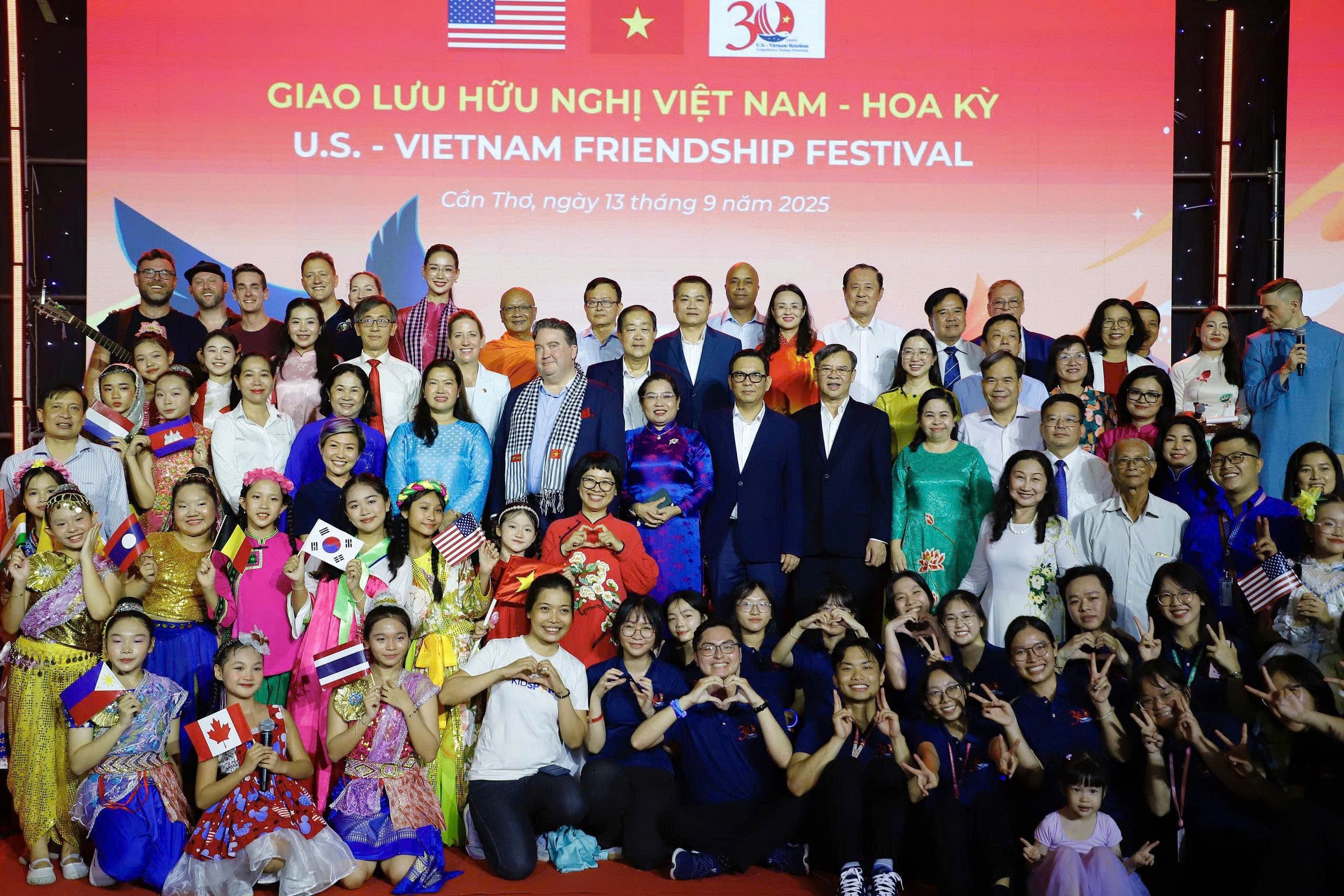 Các đại biểu và người dân tham gia Chương trình Giao lưu hữu nghị Việt Nam - Hoa Kỳ tại thành phố Cần Thơ, ngày 13/9/2025. (Ảnh: Các đại biểu và người dân tham gia Chương trình Giao lưu hữu nghị Việt Nam - Hoa Kỳ tại thành phố Cần Thơ, ngày 13/9/2025. (Ảnh: