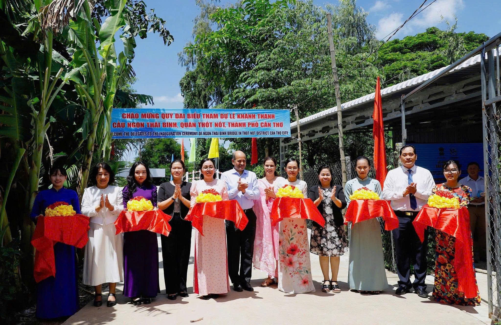 Các đại biểu cắt băng khánh thành cầu Ngọn Thái Bình tại phường Trung Nhứt, quận Thốt Nốt, thành phố Cần Thơ (địa danh tại thời điểm sự kiện), ngày 16/6/2025. Công trình do Chính phủ Ấn Độ tài trợ thông qua Chương trình tác động nhanh. (Ảnh: Hà Vy) Các đại biểu cắt băng khánh thành cầu Ngọn Thái Bình tại phường Trung Nhứt, quận Thốt Nốt, thành phố Cần Thơ (địa danh tại thời điểm sự kiện), ngày 16/6/2025. Công trình do Chính phủ Ấn Độ tài trợ thông qua Chương trình tác động nhanh. (Ảnh: Hà Vy)
