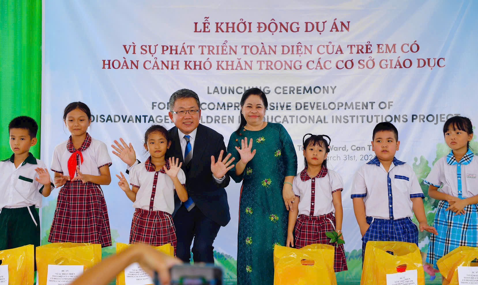 Các đại biểu chụp ảnh cùng học sinh phường Tân Lộc, thành phố Cần Thơ tại lễ khởi động dự án “Vì sự phát triển toàn diện của trẻ em có hoàn cảnh khó khăn trong các cơ sở giáo dục”, ngày 31/3/2026. (Ảnh: NVCC) Các đại biểu chụp ảnh cùng học sinh phường Tân Lộc, thành phố Cần Thơ tại lễ khởi động dự án “Vì sự phát triển toàn diện của trẻ em có hoàn cảnh khó khăn trong các cơ sở giáo dục”, ngày 31/3/2026. (Ảnh: NVCC)