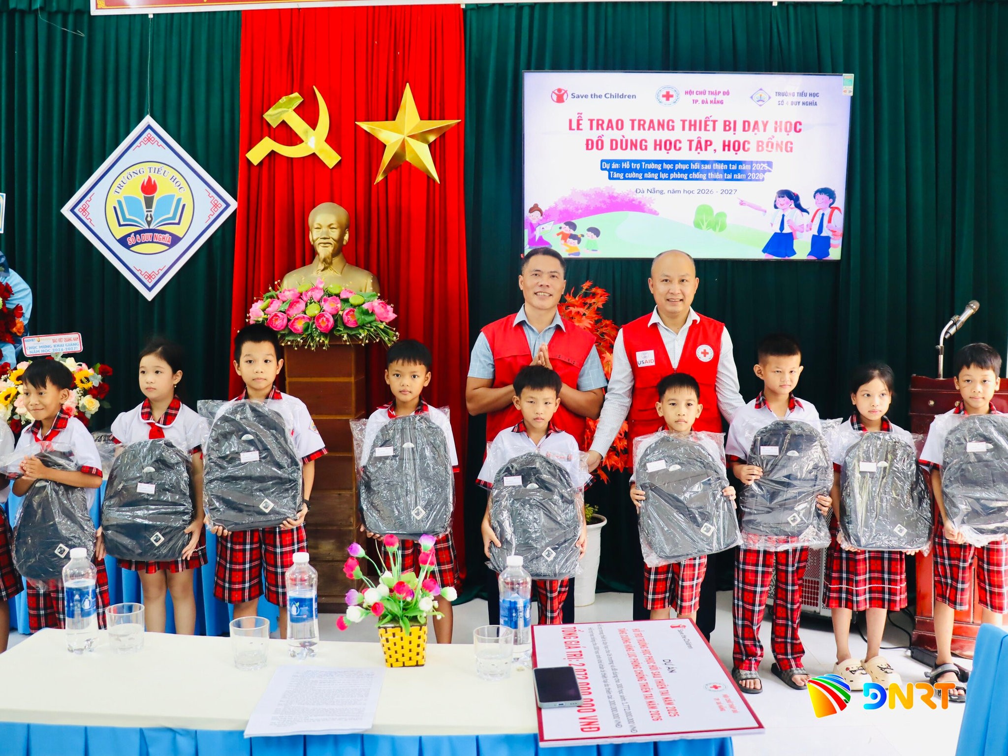 Học sinh nhận cặp sách từ nguồn tài trợ của chương trình. Ảnh: Học sinh nhận cặp sách từ nguồn tài trợ của chương trình. Ảnh: