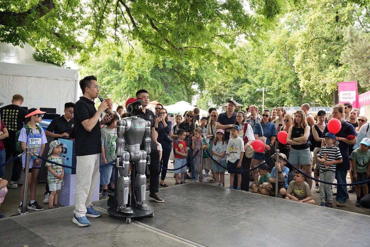 Mẫu Robot hình người của Dynamics – công ty thành viên của Vingroup tham gia các sự kiện công nghệ và robotics hàng đầu thế giới Mẫu Robot hình người của Dynamics – công ty thành viên của Vingroup tham gia các sự kiện công nghệ và robotics hàng đầu thế giới