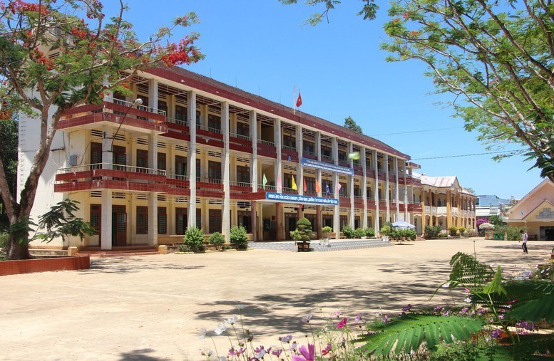 បណ្តាមូលដ្ឋានចំណុះតំបន់ជួបការលំបាកនៅមានរបាំងជាច្រើនក្នុងការទទួលបានការអប់រំ។ បណ្តាមូលដ្ឋានចំណុះតំបន់ជួបការលំបាកនៅមានរបាំងជាច្រើនក្នុងការទទួលបានការអប់រំ។