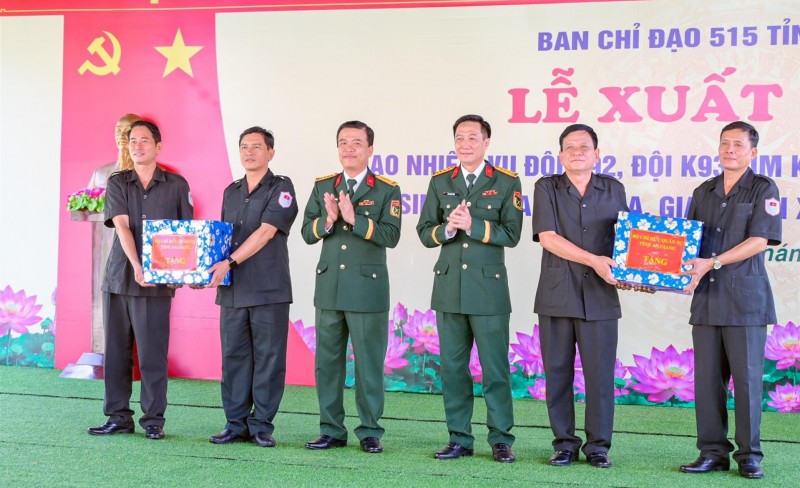 បញ្ជាការដ្ឋានយោធាខេត្ត An Giang ជូនអំណោយដល់ក្រុម K92 និង K93។ បញ្ជាការដ្ឋានយោធាខេត្ត An Giang ជូនអំណោយដល់ក្រុម K92 និង K93។