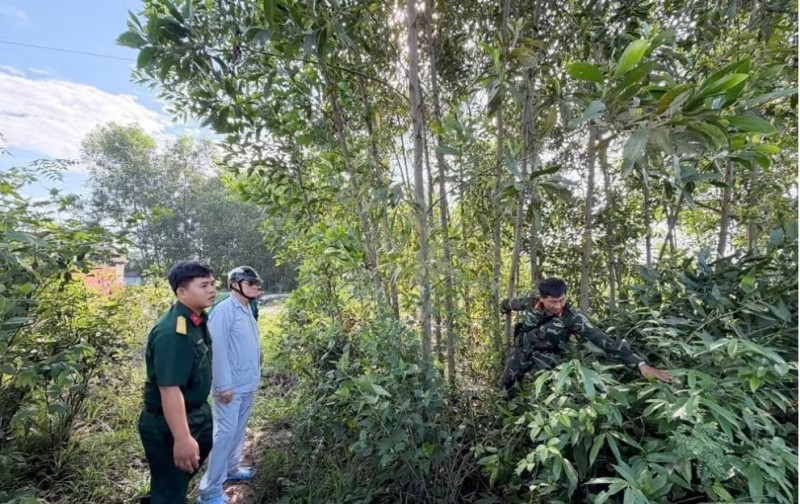 លោកអនុសេនីយ៍ឯក Ngo Nhu Vu អនុស្នងការនយោបាយនៃបញ្ជាការដ្ឋានយោធាឃុំ Nghia Giang ស្វែងរកស្លាកស្នាមផ្នូរយុទ្ធជនពលីនៅ Go Tram ពីប្រភពព័ត៌មានរបស់លោក Le Huu Phuoc ភូមិ An Son។ លោកអនុសេនីយ៍ឯក Ngo Nhu Vu អនុស្នងការនយោបាយនៃបញ្ជាការដ្ឋានយោធាឃុំ Nghia Giang ស្វែងរកស្លាកស្នាមផ្នូរយុទ្ធជនពលីនៅ Go Tram ពីប្រភពព័ត៌មានរបស់លោក Le Huu Phuoc ភូមិ An Son។