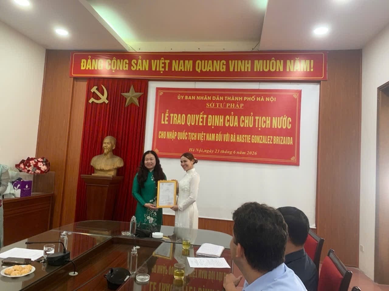Hastie Gonzalez Brizaida (Cuba) receives Vietnamese citizenship. (Photo provided by the subject) Hastie Gonzalez Brizaida (Cuba) receives Vietnamese citizenship. (Photo provided by the subject)