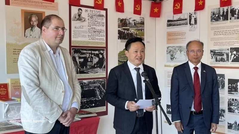 Vincent Boulet (first, left), French Communist Party (PCF)’s foreign affairs head, attends the opening of Nhan Dan (People) newspaper's display at an event in September 2024. (Photo: VNA) Vincent Boulet (first, left), French Communist Party (PCF)’s foreign affairs head, attends the opening of Nhan Dan (People) newspaper's display at an event in September 2024. (Photo: VNA)