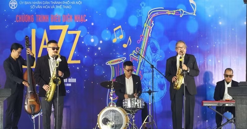 Meritorious Artist Quyen Van Minh and his band perform Jazz melodies in the open-air setting of the Octagonal House at Ly Thai To Flower Garden (Hoan Kiem Ward, Ha Noi). (Photo: Organizing Committee) Meritorious Artist Quyen Van Minh and his band perform Jazz melodies in the open-air setting of the Octagonal House at Ly Thai To Flower Garden (Hoan Kiem Ward, Ha Noi). (Photo: Organizing Committee)
