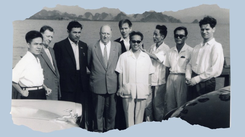 ឪពុករបស់លោក Alisher Mukhamedov គឺលោក Rustam Mukhamedov (អាវធំពណ៌ខ្មៅ) រួមជាមួយគណៈប្រតិភូវិជ្ជាជីវៈច្បាប់ Uzbekistan ទស្សនានៅឈូងសមុទ្រ Ha Long ក្នុងឆ្នាំ ១៩៦៣។