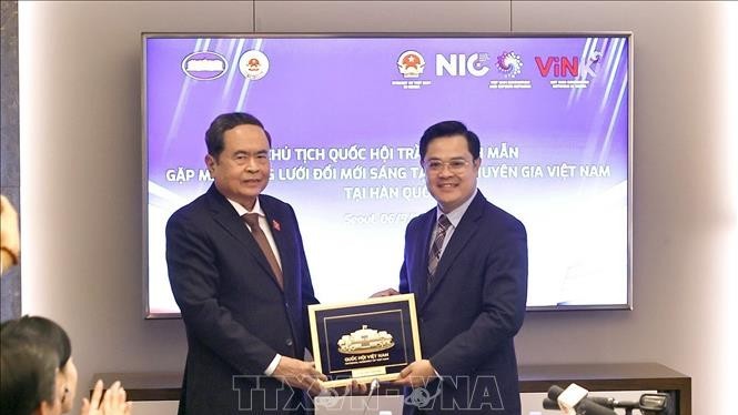 ຊຸກຍູ້ການຮ່ວມມືເຕັກໂນໂລຊີ ຫວຽດນາມ - ເກົາຫຼີ: ປະທານສະພາແຫ່ງຊາດ ພົບປະ ເຄືອຂ່າຍນວັດຕະກຳ ຢູ່ ເຊອຸນ