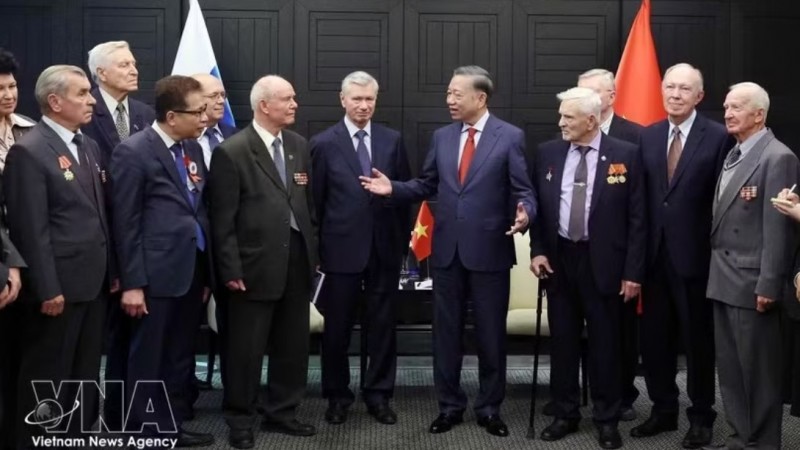 Генсек, Президент То Лам встретился с представителями Общества ветеранов России и Общества российско-вьетнамской дружбы
