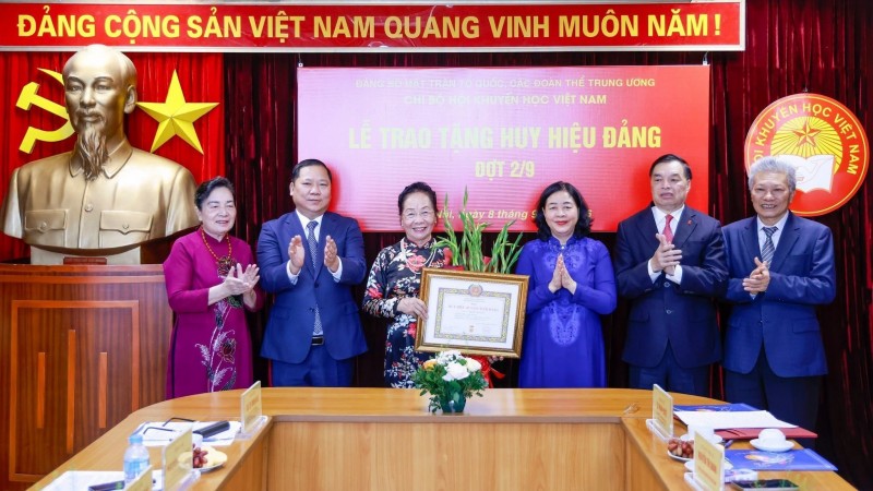 Nguyên Phó Chủ tịch nước Nguyễn Thị Doan nhận Huy hiệu 45 năm tuổi Đảng