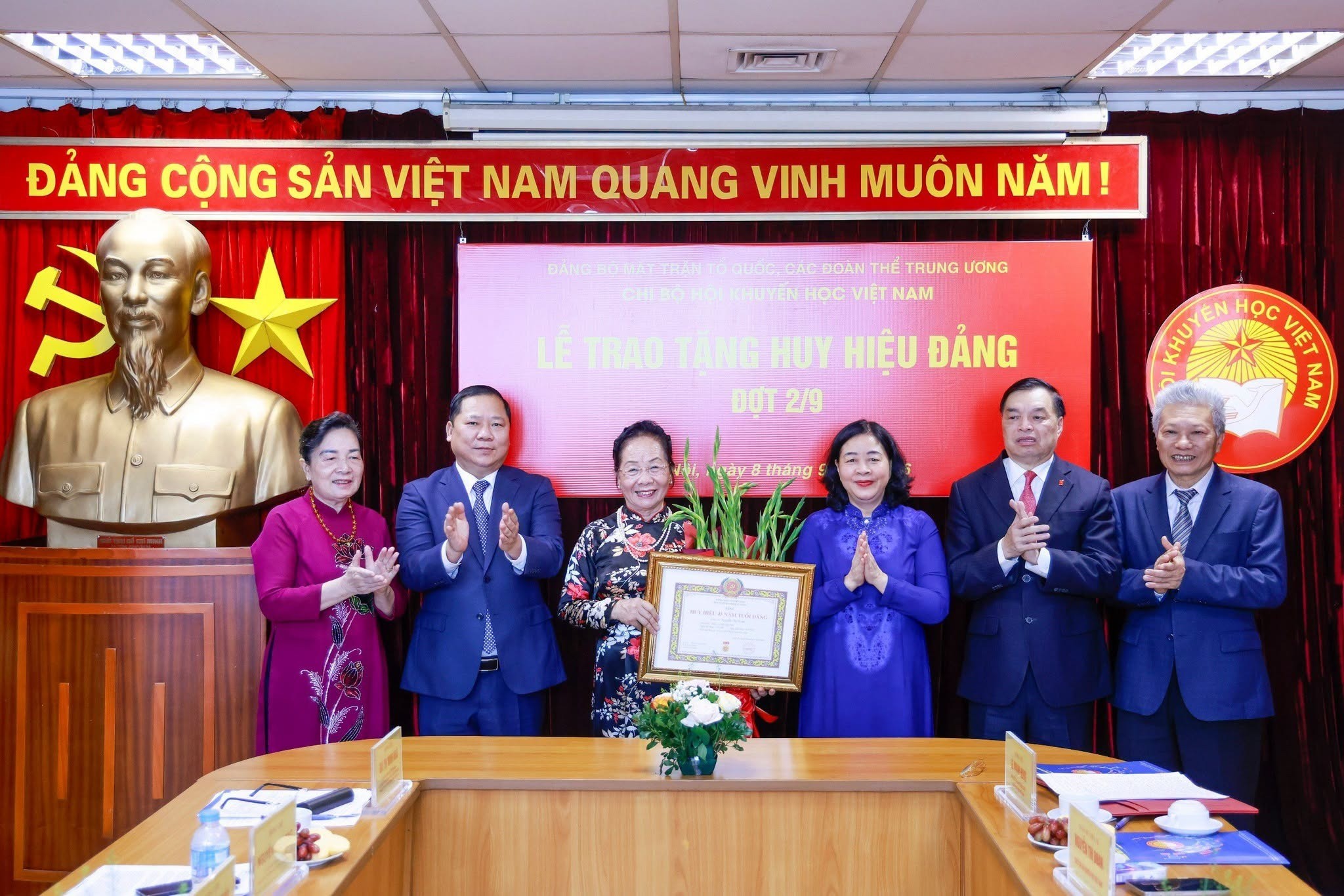 Bà Bùi Thị Minh Hoài, Ủy viên Bộ Chính trị, Bí thư Trung ương Đảng, Bí thư Đảng ủy Mặt trận Tổ quốc, các đoàn thể Trung ương, Chủ tịch Ủy ban Trung ương Mặt trận Tổ quốc Việt Nam trao Huy hiệu 45 năm tuổi Đảng cho GS.TS Nguyễn Thị Doan. (Ảnh: Mặt trận Tổ quốc Việt Nam) Bà Bùi Thị Minh Hoài, Ủy viên Bộ Chính trị, Bí thư Trung ương Đảng, Bí thư Đảng ủy Mặt trận Tổ quốc, các đoàn thể Trung ương, Chủ tịch Ủy ban Trung ương Mặt trận Tổ quốc Việt Nam trao Huy hiệu 45 năm tuổi Đảng cho GS.TS Nguyễn Thị Doan. (Ảnh: Mặt trận Tổ quốc Việt Nam)