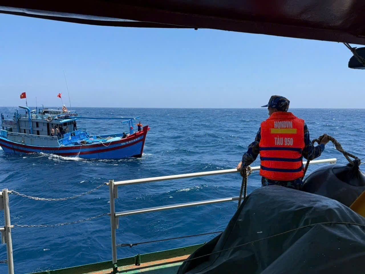Kịp thời cứu nạn tàu cá cùng 13 ngư dân ngoài khơi Khánh Hòa Kịp thời cứu nạn tàu cá cùng 13 ngư dân ngoài khơi Khánh Hòa