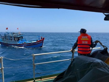 Kịp thời cứu nạn tàu cá cùng 13 ngư dân ngoài khơi Khánh Hòa