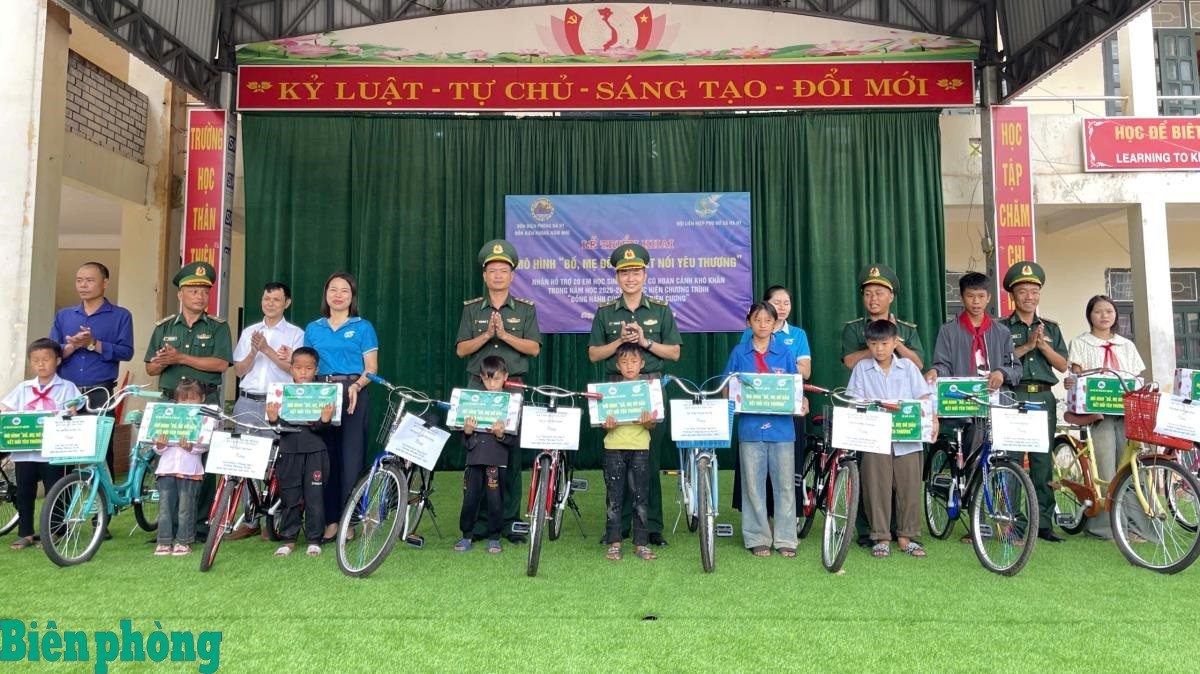 Đại diện các đơn vị tặng quà cho các em nhỏ có hoàn cảnh khó khăn trên địa bàn. Ảnh: Xuân Điềm Đại diện các đơn vị tặng quà cho các em nhỏ có hoàn cảnh khó khăn trên địa bàn. Ảnh: Xuân Điềm