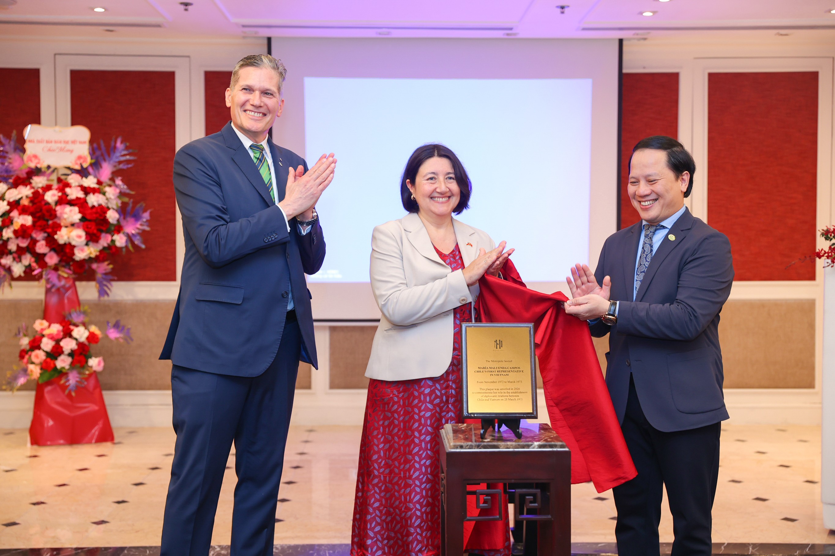 Các đại biểu thực hiện nghi thức khánh thành tấm biển kỷ niệm cơ quan đại diện ngoại giao đầu tiên của Chile tại Hà Nội. (Ảnh: Đinh Hòa) Các đại biểu thực hiện nghi thức khánh thành tấm biển kỷ niệm cơ quan đại diện ngoại giao đầu tiên của Chile tại Hà Nội. (Ảnh: Đinh Hòa)