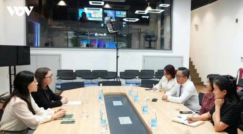 VOV Deputy General Director Pham Manh Hung receives Irish Ambassador to Vietnam Deirdre Ní Fhallúin at VOV Online Newsroom. VOV Deputy General Director Pham Manh Hung receives Irish Ambassador to Vietnam Deirdre Ní Fhallúin at VOV Online Newsroom.