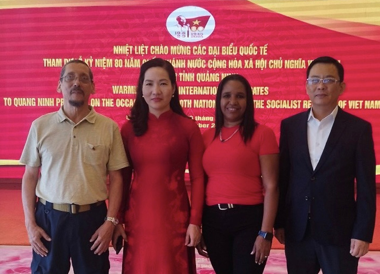 Ông Vladimir Castillo Soto (ngoài cùng bên trái) chụp ảnh cùng các đại biểu vào dịp kỷ niệm 80 năm Quốc khánh Việt Nam. (Ảnh: NVCC) Ông Vladimir Castillo Soto (ngoài cùng bên trái) chụp ảnh cùng các đại biểu vào dịp kỷ niệm 80 năm Quốc khánh Việt Nam. (Ảnh: NVCC)