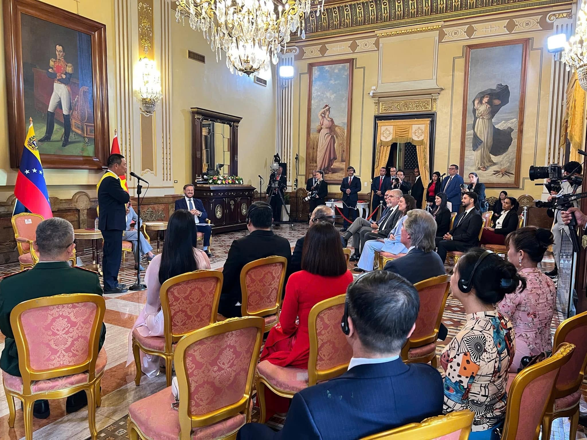 Đại sứ Vũ Trung Mỹ được trao tặng Huân chương Francisco de Miranda hạng Nhất của Venezuela