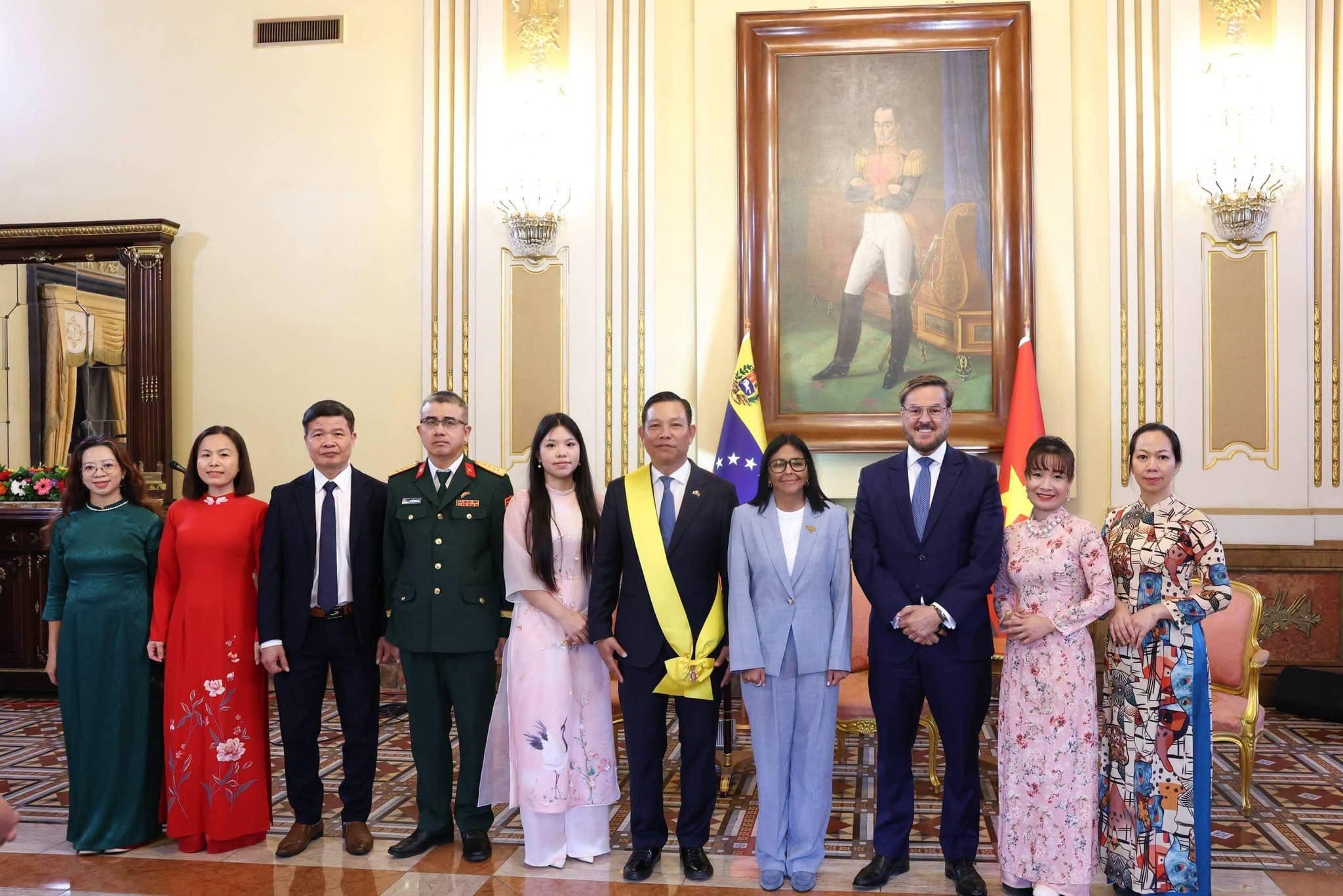 Đại sứ Vũ Trung Mỹ được trao tặng Huân chương Francisco de Miranda hạng Nhất của Venezuela