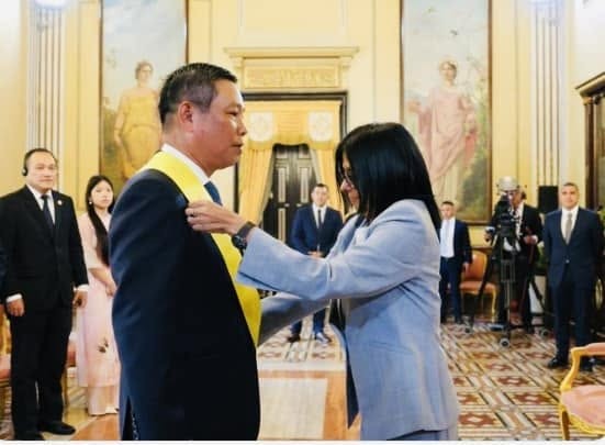 Quyền Tổng thống Delcy Rodríguez trao Huân chương Francisco de Miranda hạng Nhất cho Đại sứ Vũ Trung Mỹ. (Ảnh: Đại sứ quán Việt Nam tại Venezuela).