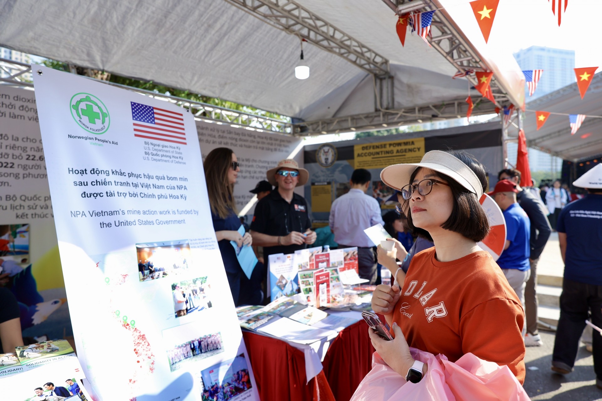 Visitors learn about mine-action activities at the Viet Nam - United States Friendship Exchange Program in Hanoi on November 23, 2025. (Photo: Dinh Hoa) Visitors learn about mine-action activities at the Viet Nam - United States Friendship Exchange Program in Hanoi on November 23, 2025. (Photo: Dinh Hoa)
