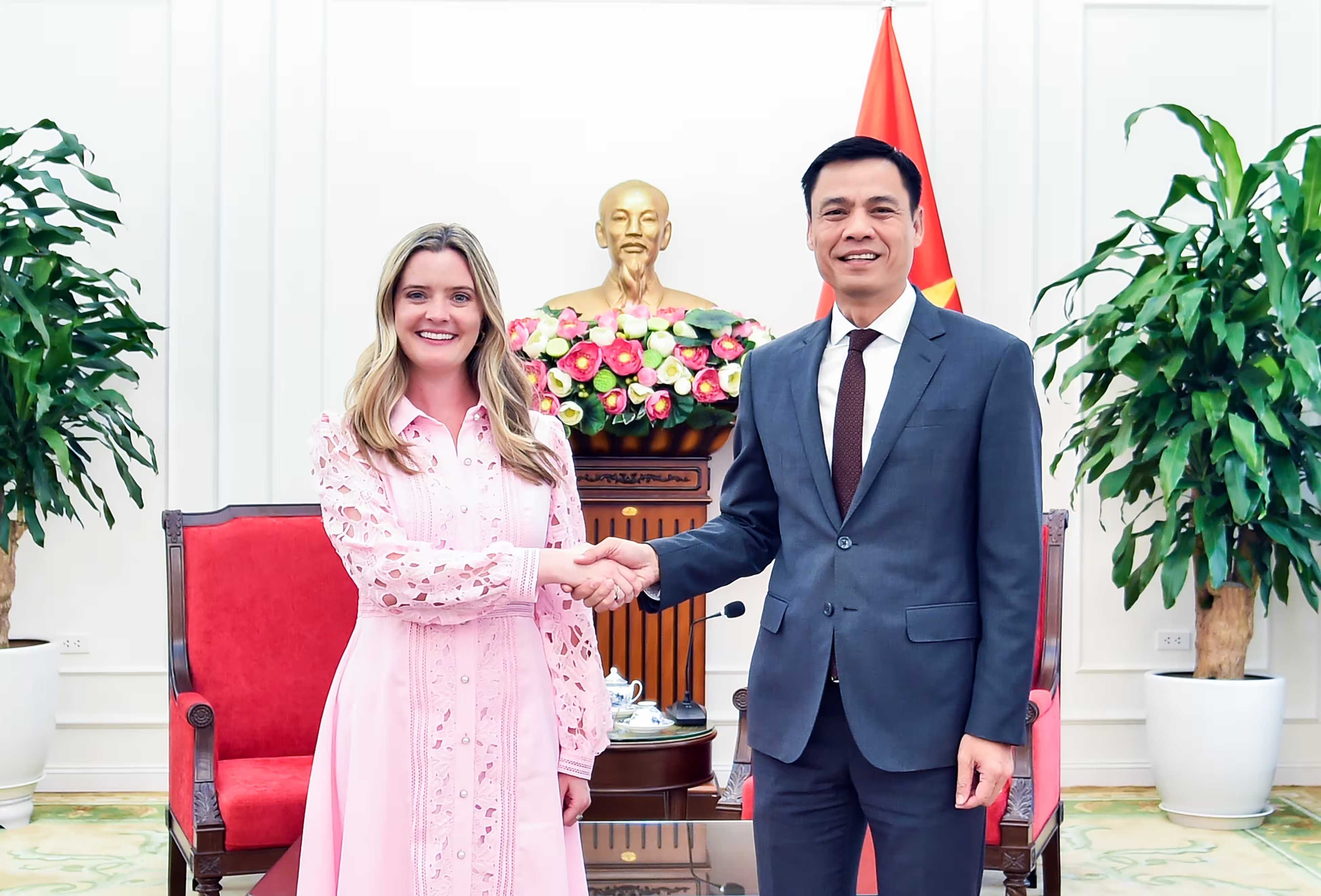 Thứ trưởng Bộ Ngoại giao Đặng Hoàng Giang tiếp Trợ lý Ngoại trưởng Hoa Kỳ Cate Dillon
