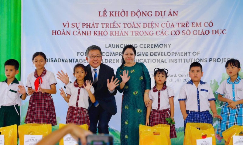 បណ្តាប្រតិភូថតរូបរួមជាមួយសិស្សានុសិស្សនៅសង្កាត់ Tan Loc ទីក្រុង Can Tho ក្នុងពិធីចាប់ផ្តើមគម្រោង “ដើម្បីការអភិវឌ្ឍដោយគ្រប់ជ្រុងជ្រោយរបស់កុមារមានស្ថានភាពលំបាកក្នុងគ្រឹះស្ថានអប់រំ” ថ្ងៃទី ៣១ ខែមីនា ឆ្នាំ ២០២៦។